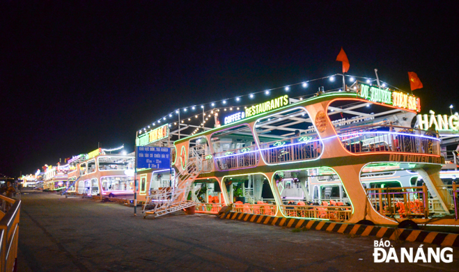 Tourist boats anchored on the bank of the Han River