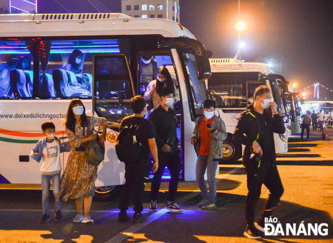 Tourist coaches bringing a large number of domestic and foreign visitors to the former Han River Port site every night to take boat tours. 