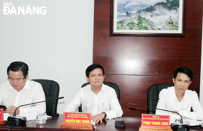 Chủ tịch HĐND thành phố Nguyễn Nho Trung (giữa) chủ trì phiên họp thường kỳ HĐND thành phố tháng 2-2020. Ảnh: TRỌNG HÙNG
