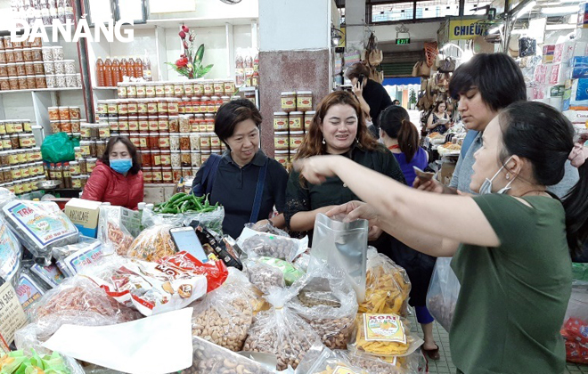 Lượng khách đến chợ mặc dù giảm mạnh nhưng các tiểu thương khẳng định vẫn mở cửa kinh doanh mua bán. (Ảnh chụp tại chợ Hàn) Ảnh: KHÁNH HÒA