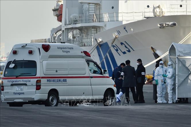 Lực lượng chức năng chuyển các bệnh nhân nhiễm virus Corona chủng mới từ tàu du lịch Diamond Princess tới khu điều trị, tại cảng Yokohama ngày 7-2-2020. Ảnh: AFP/TTXVN