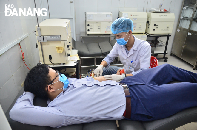 A blood donor at the Hematology and Blood Transfusion Ward of the Da Nang General Hospital