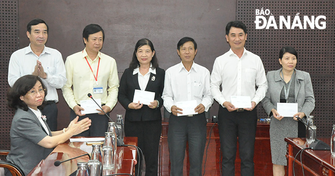 Phó Chủ tịch UBND thành phố Lê Trung Chinh thưởng nóng cho các tập thể y tế. Ảnh: PHAN CHUNG