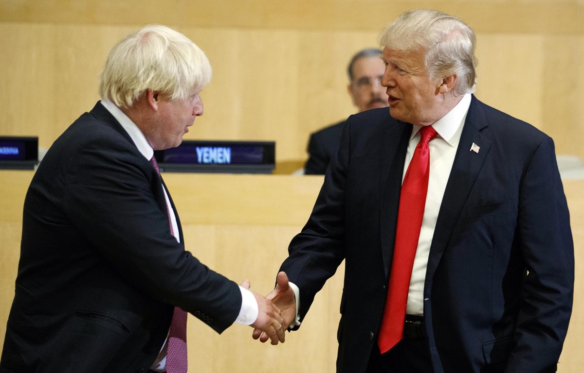 Thủ tướng Boris Johnson (trái) hoãn kế hoạch hội đàm với Tổng thống Mỹ Donald Trump. (Nguồn: AP)