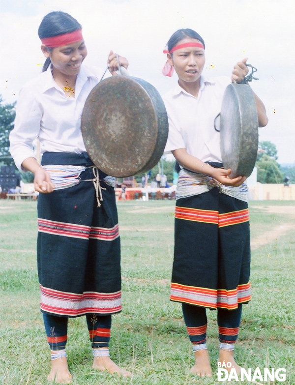 Thiếu nữ dân tộc Bh’noong với chiếc xà cạp màu đen.  Ảnh: N.V.S