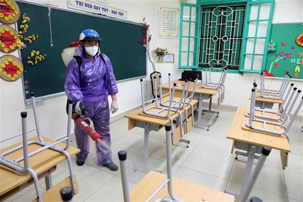 Trường THCS Trưng Vương, quận Hoàn Kiếm, Hà Nội, tiến hành phun thuốc khử khuẩn trong sáng ngày 14/2. (Ảnh: Thanh Tùng/TTXVN)