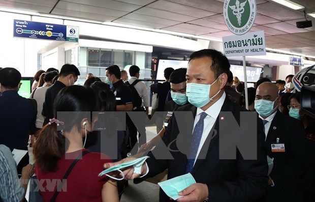 Thailand's Health Minister Anutin Charnvirakul is distributing masks at a busy Bangkok skytrain entrance. (Photo: AFP/VNA)