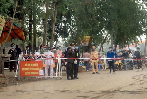 Một chốt kiểm soát tại một lối vào của xã Sơn Lôi, huyện Bình Xuyên, ngăn không cho người và phương tiện ra vào xã. (Ảnh: Hoàng Hùng/TTXVN)