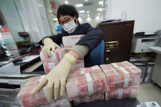 Trung Quốc khử trùng tiền cũ, phát hành khẩn cấp tiền mới. (Ảnh: Reuters)