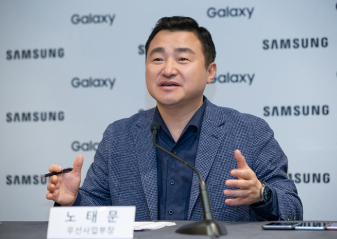 Roh Tae-moon - Chủ tịch kiêm người đứng đầu bộ phận di động của Samsung chia sẻ tầm nhìn về tương lai của những thiết bị gập.