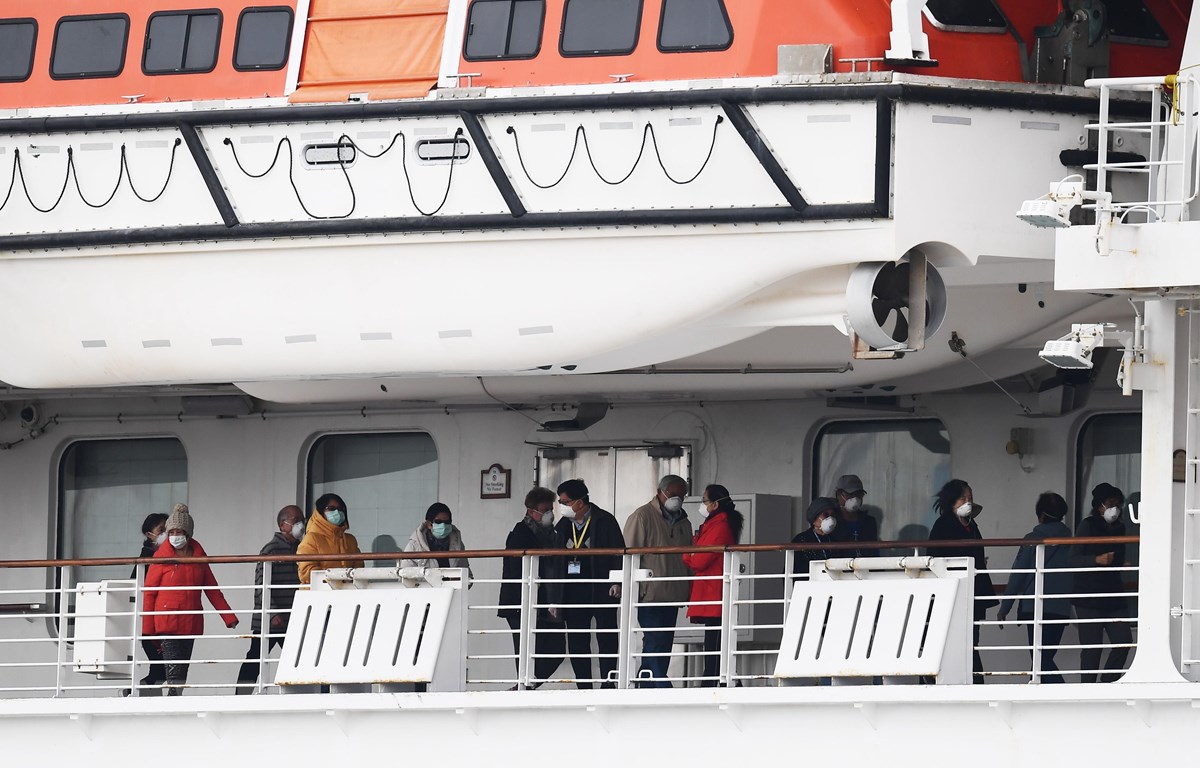 Các hành khách trên tàu du lịch Diamond Princess tại khu vực cách ly cảng Yokohama, Nhật Bản, ngày 14-2. (Ảnh: AFP/TTXVN)