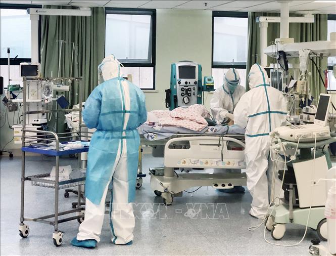 Nhân viên y tế Trung Quốc điều trị cho bệnh nhân 14 tháng tuổi bị nhiễm dịch viêm đường hô hấp cấp COVID-19 tại bệnh viện dã chiến ở Vũ Hán, tỉnh Hồ Bắc, ngày 27/1/2020. Ảnh: THX/TTXVN
