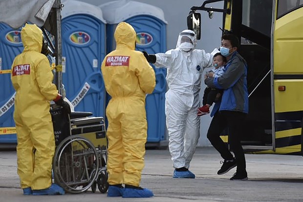 Health workers of Malaysia receive the country's citizens repatriated from China's Wuhan city, the epicentre of the COVID-19 epidemic, at Kuala Lumpur International Airport on February 4 (Photo: AFP/VNA)