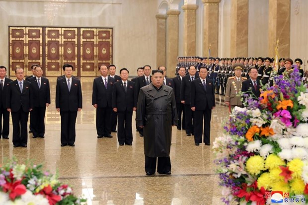 Chủ tịch Triều Tiên Kim Jong-un và các quan chức Triều Tiên kỷ niệm ngày sinh cố lãnh đạo Kim Jong-il. (Ảnh: KCNA)