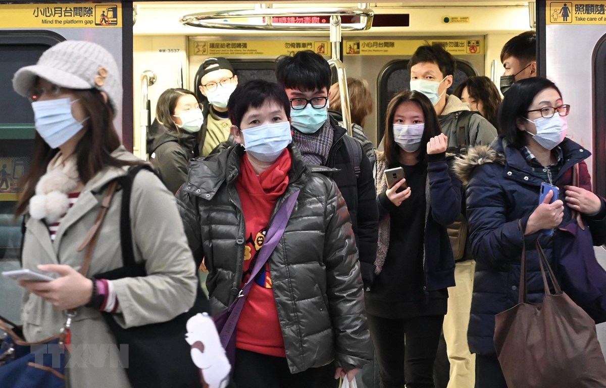 Người dân đeo khẩu trang phòng lây nhiễm virus corona tại Đài Bắc, Đài Loan, Trung Quốc. (Ảnh: AFP/TTXVN)