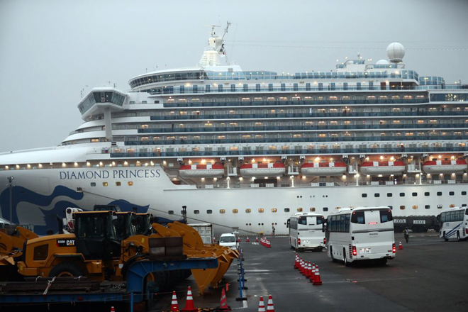 Du thuyền Diamond Princess đang bị cách ly ở cảng Yokohama, phía nam thủ đô Tokyo, Nhật Bản. Có 355 trường hợp nhiễm virus trên du thuyền này.					                      Ảnh: AFP/Getty Images