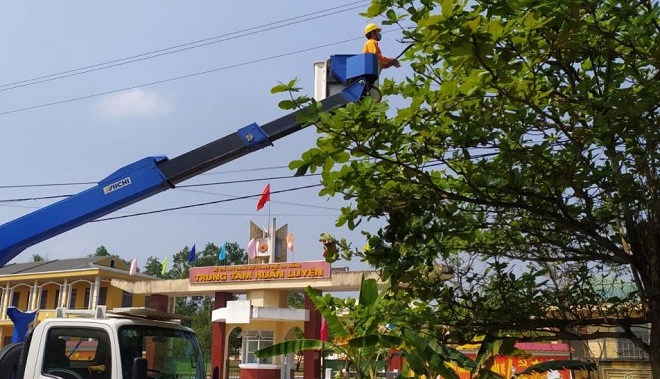 Phát quang tuyến đường dây cấp điện Trung tâm Huấn luyện dự bị động viên Đồng Nghệ.
