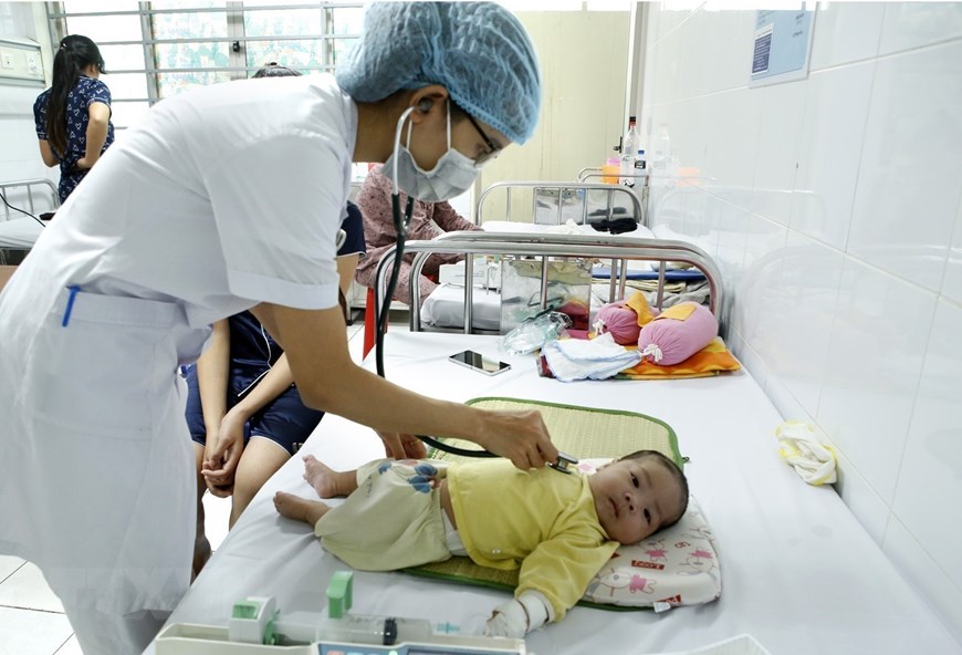 Bác sĩ Bệnh viện Nhi Trung ương (Bộ Y tế) khám, điều trị trẻ mắc bệnh sởi. (Ảnh: Dương Ngọc/TTXVN)