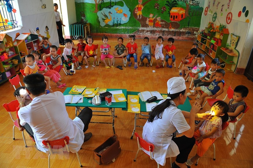 Nhân viên Trung tâm y tế huyện Nho Quan (Ninh Bình) kiểm tra sức khỏe để tổ chức tiêm chủng cho trẻ, không để xảy ra dịch bệnh trên địa bàn. (Ảnh: Minh Đức/TTXVN)