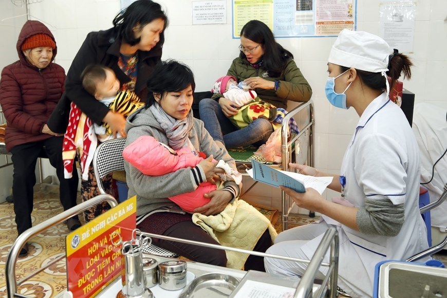Từ tháng 1/2019, Hà Nội triển khai tiêm vắcxin ComBE Five miễn phí phòng 5 bệnh truyền nhiễm nguy hiểm cho trẻ, trong chương trình tiêm chủng mở rộng thay thế vắcxin Quinvaxem trên toàn địa bàn. (Ảnh: Dương Ngọc/TTXVN)