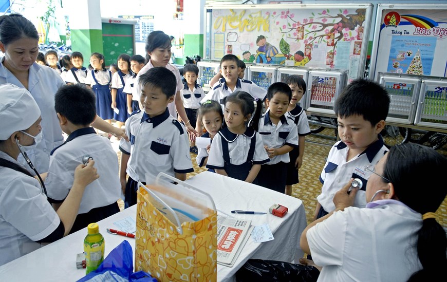 Khám và tổ chức tiêm vắcxin phòng sởi cho học sinh trường tiểu học Nguyễn Việt Hồng, quận 3, TP Hồ Chí Minh. (Ảnh: Thế Anh/TTXVN)