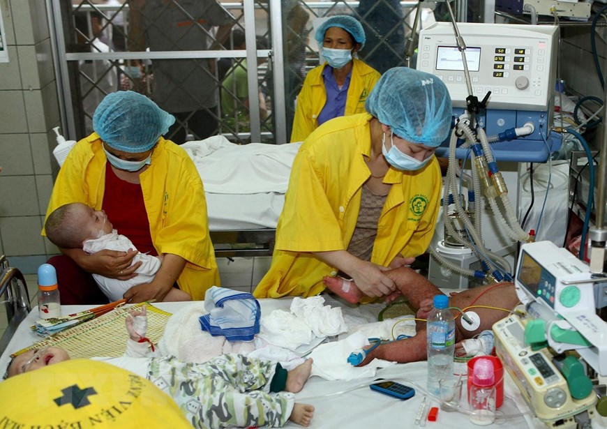 Điều trị cho bệnh nhi mắc bệnh sởi tại Khoa Nhi của Bệnh viện Bệnh Nhiệt đới Trung ương. (Ảnh: Quý Trung/TTXVN)
