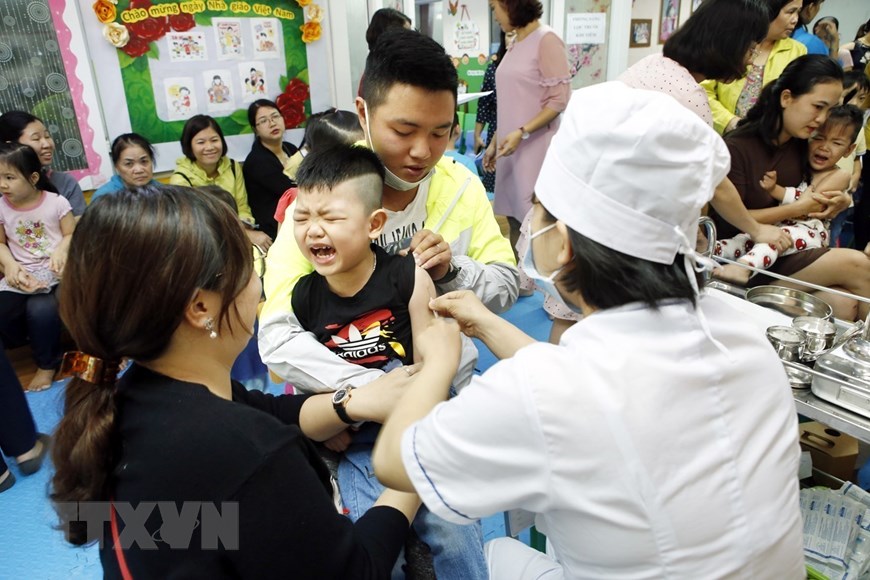 Trung tâm kiểm soát bệnh tật thành phố Hà Nội triển khai chiến dịch tiêm bổ sung vắcxin phòng sởi – rubella miễn phí và bắt buộc tại các trường mầm non công lập, mầm non tư thục và các trạm y tế xã, phường trên địa bàn. (Ảnh: Dương Ngọc/TTXVN)