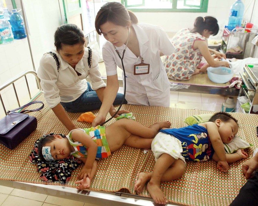 Bác sĩ khám cho trẻ tại Khoa Thần kinh, tâm bệnh và phục hồi chức năng, Bệnh viện Trẻ em Hải Phòng. (Ảnh: Lâm Khánh/TTXVN)