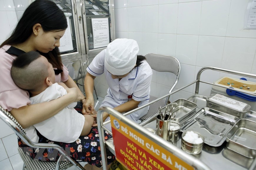 100% các trạm y tế thuộc Trung tâm Y tế quận Hai Bà Trưng (Hà Nội) triển khai tiêm chủng theo lịch mới và tiêm vét bổ sung các loại vắcxin phòng, chống các bệnh truyền nhiễm cho trẻ. (Ảnh: Dương Ngọc/TTXVN)