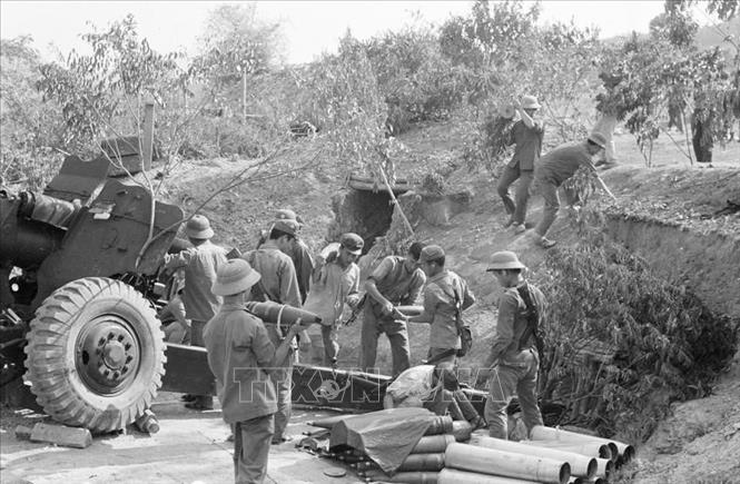 Dân quân huyện Văn Quán, tỉnh Lạng Sơn vừa bám trụ chiến đấu, vừa tổ chức vận chuyển đạn kịp thời đến trận địa phục vụ bộ đội pháo binh tiêu diệt địch, ngày 27/2/1979. Ảnh: Hà Việt/TTXVN