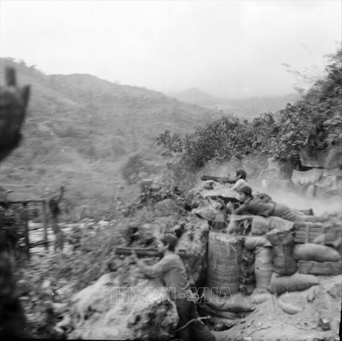 Các chiến sĩ Đại đội 39, Đoàn 313 Hà Tuyên tổ chức tiêu diệt các ụ súng của địch, tạo điều kiện thuận lợi cho bộ binh ta chiếm điểm cao. Ảnh: Minh Lộc/TTXVN