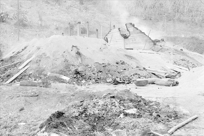 Kho thóc ở Bến Đền, tỉnh Hoàng Liên Sơn (nay thuộc Lào Cai) bị địch đốt cháy trước khi rút chạy. Ảnh: Nguyễn Trân/TTXVN