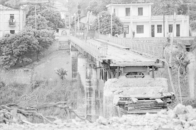 Cầu Hồ Kiều ở thị xã Lào Cai, tỉnh Hoàng Liên Sơn (nay thuộc tỉnh Lào Cai) bị địch dùng thuốc nổ phá sập khi rút lui, cuối tháng 3/1979. Ảnh: Nguyễn Trân/TTXVN