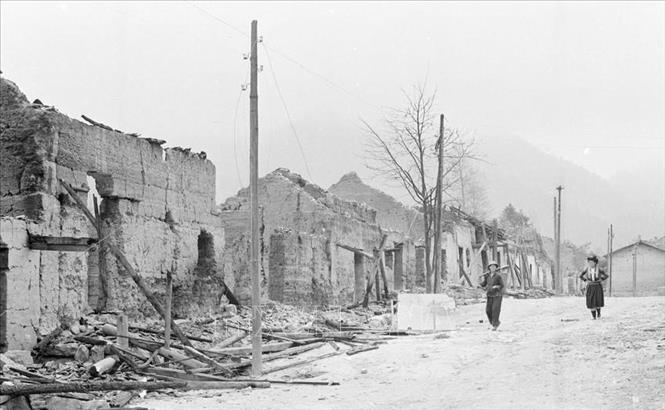 Nhà cửa, đường phố ở thị trấn Phó Bảng, huyện Đồng Văn, tỉnh Hà Tuyên bị đạn pháo của địch tàn phá trong ngày 8 và 9/3/1979. Ảnh: Ngọc Quán/TTXVN