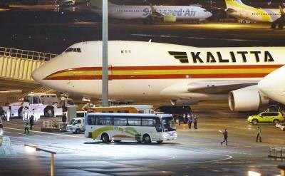 Các hành khách lên máy bay Kalitta do chính phủ Mỹ thuê vào ngày 17/2. (Nguồn: AP)