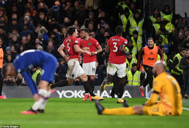 Chelsea lần thứ 3 bại trận trước M.U (áo đỏ) ở mùa giải này.