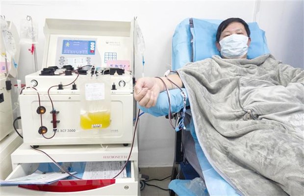 Bệnh nhân nhiễm COVID-19 hiến huyết tương sau khi được điều trị khỏi bệnh, tại Trung tâm hiến máu Vũ Hán, tỉnh Hồ Bắc, Trung Quốc, ngày 17-2-2020. (Ảnh: THX/ TTXVN)