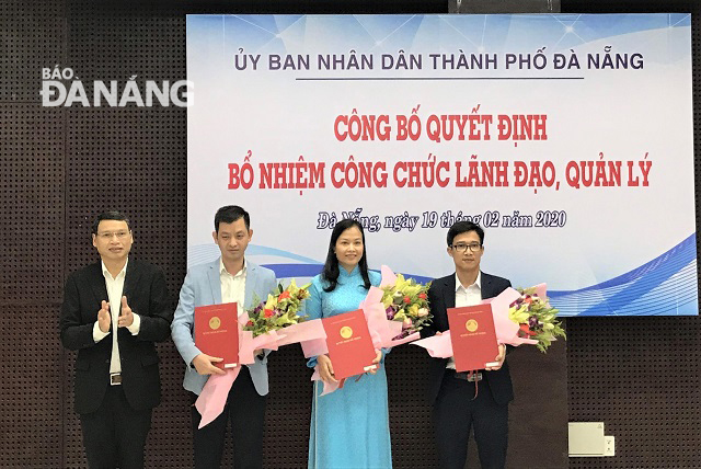 Phó Chủ tịch UBND thành phố Hồ Kỳ Minh (bìa trái) trao các quyết định bổ nhiệm cho các cán bộ. Ảnh: D.M