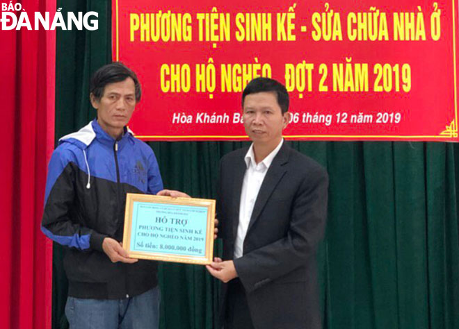 Đại diện Ủy ban MTTQ Việt Nam phường Hòa Khánh Bắc (phải) trao quà hỗ trợ sinh kế cho hộ nghèo năm 2019. 						                Ảnh: HÀN NGUYÊN