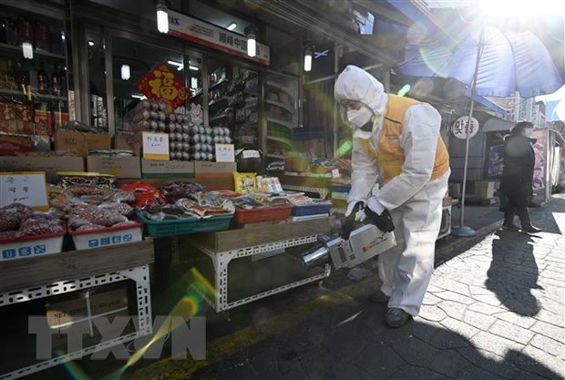 Phun thuốc khử trùng nhằm ngăn chặn sự lây lan của COVID-19 tại khu chợ ở Seoul, Hàn Quốc, ngày 5/2/2020. (Nguồn: AFP/TTXVN)