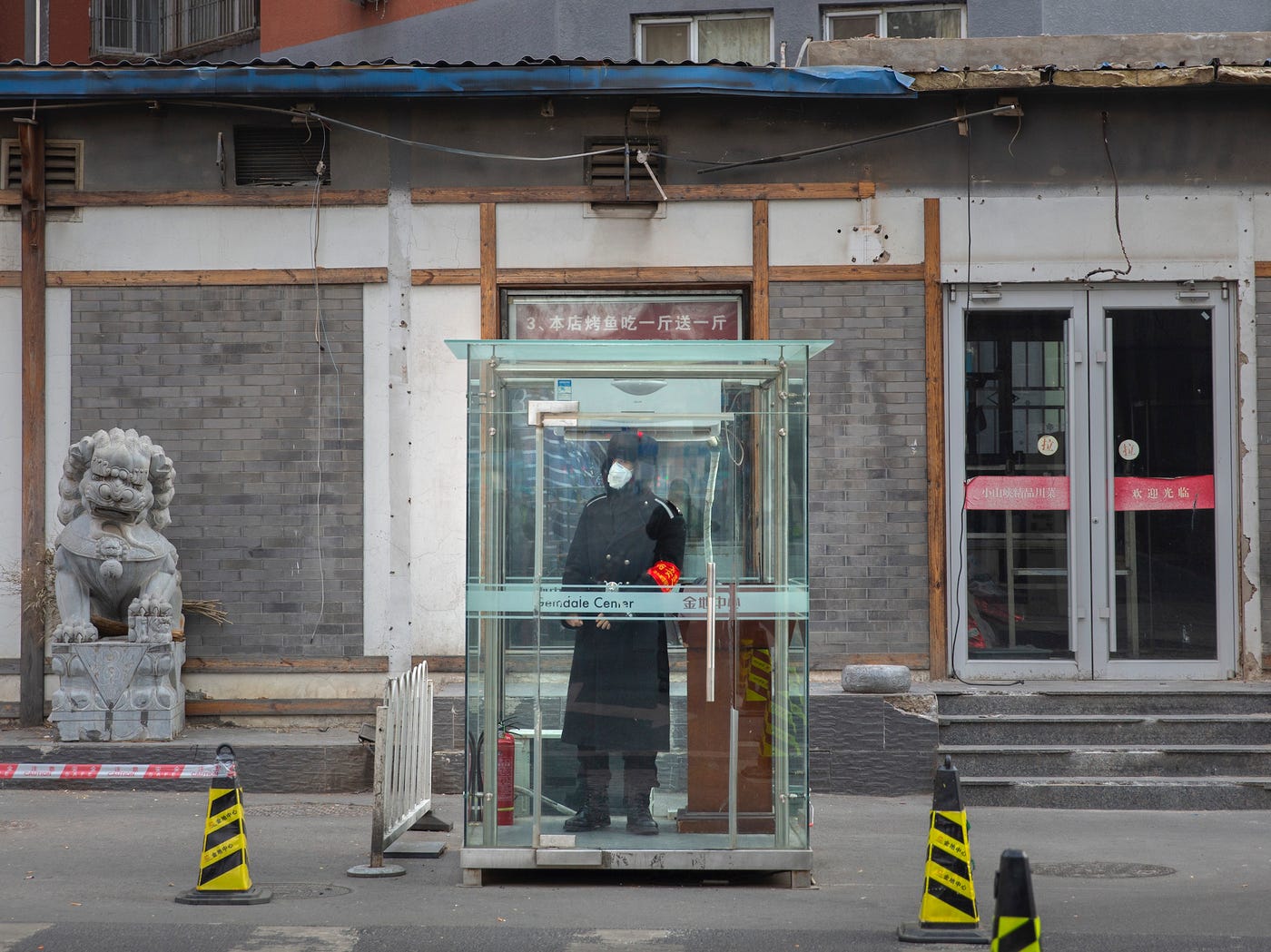 Một cảnh sát làm nhiệm vụ trong bốt kính bảo vệ ở Bắc Kinh. Ảnh: Reuters