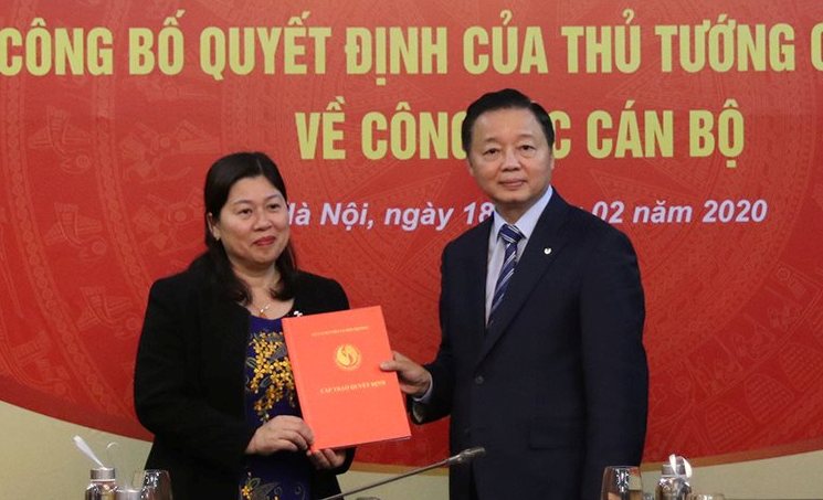 Bộ trưởng Trần Hồng Hà trao quyết định cho bà Trần Thị Phương Hoa.