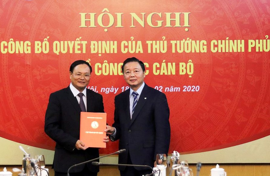 Bộ trưởng Trần Hồng Hà trao quyết định cho ông Lê Minh Ngân.