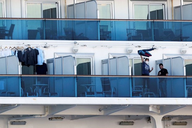 Hành khách trên tàu Diamond Princess ra ngoài hít thở không khí. (Ảnh: Reuters)