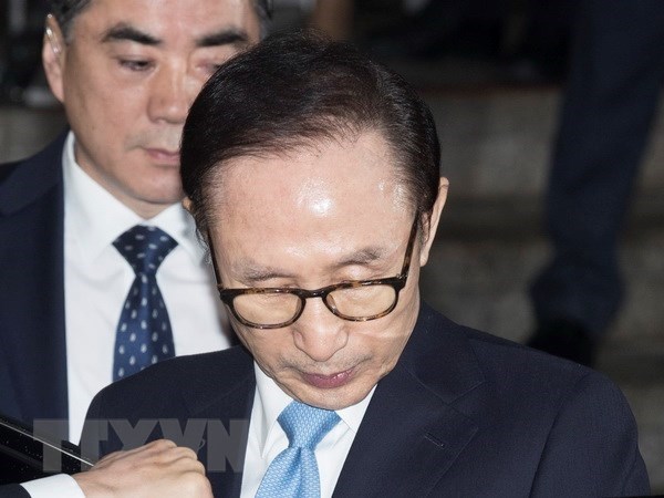 Cựu Tổng thống Hàn Quốc Lee Myung-bak (phía trước) rời Tòa án Quận trung tâm Seoul, ngày 15/3. (Nguồn: THX/ TTXVN)