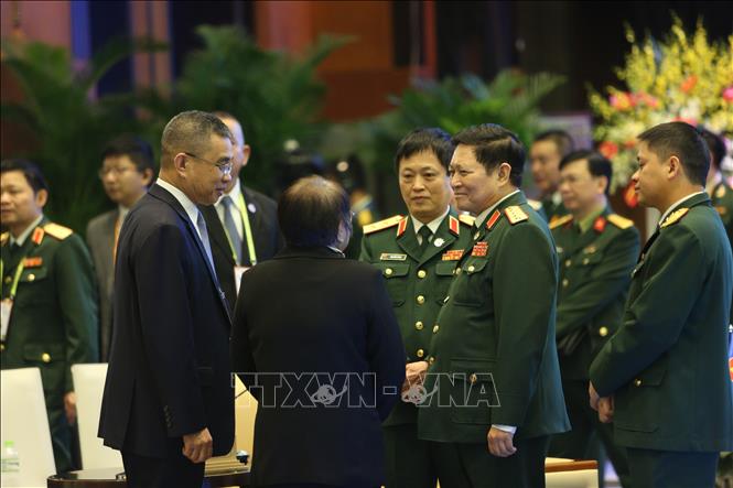 Đại tướng Ngô Xuân Lịch, Uỷ viên Bộ Chính trị, Phó Bí thư Quân uỷ Trung ương, Bộ trưởng Bộ Quốc phòng Việt Nam với các đại biểu. 