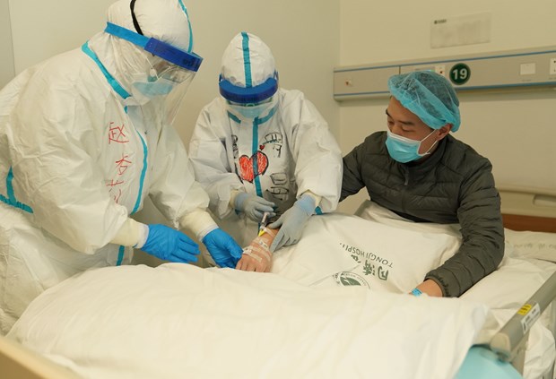 Điều trị cho bệnh nhân nhiễm COVID-19 tại bệnh viện ở Vũ Hán, Trung Quốc, ngày 18/2. (Nguồn: THX/TTXVN)