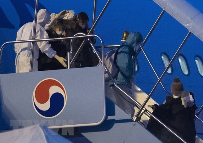 Máy bay sơ tán các công dân Hàn Quốc khỏi Vũ Hán, Trung Quốc về tới sân bay quốc tế Gimpo ở Seoul. (Ảnh: Yonhap/TTXVN)