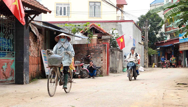 •        Cuộc sống của người dân xã Sơn Lôi vẫn diễn ra bình thường. (Ảnh: Hoàng Hùng/TTXVN)