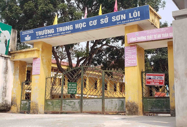 •        Trường Trung học cơ sở xã Sơn Lôi đóng cửa theo quy định phòng chống dịch. (Ảnh: Hoàng Hùng/TTXVN)